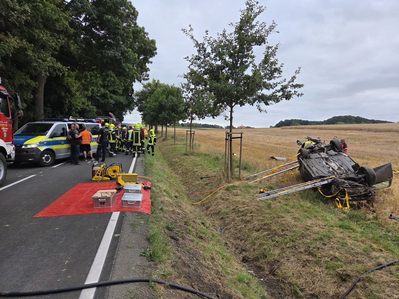 Einsatzkräfte der Feuerwehr Stenn bei einer technischen Hilfeleistung im Freien