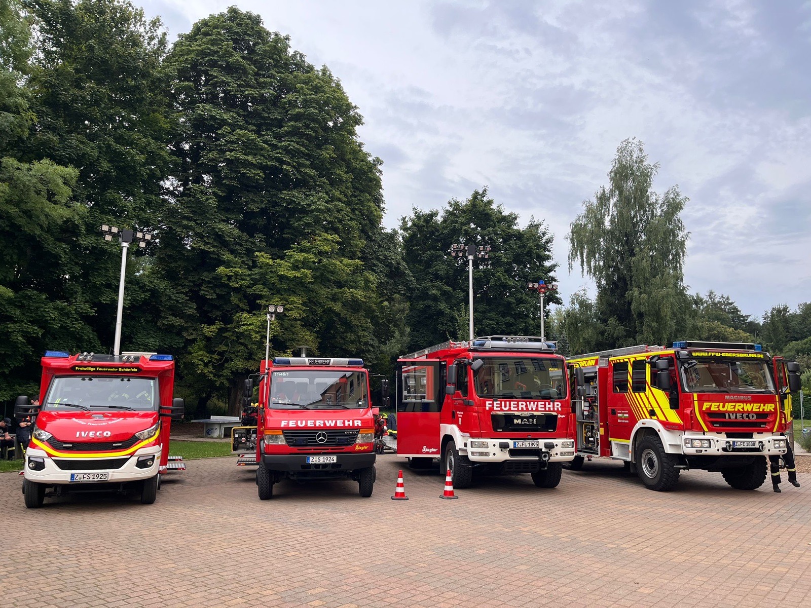 Feuerwehrfahrzeuge mehrerer Ortswehren nebeneinander aufgestellt