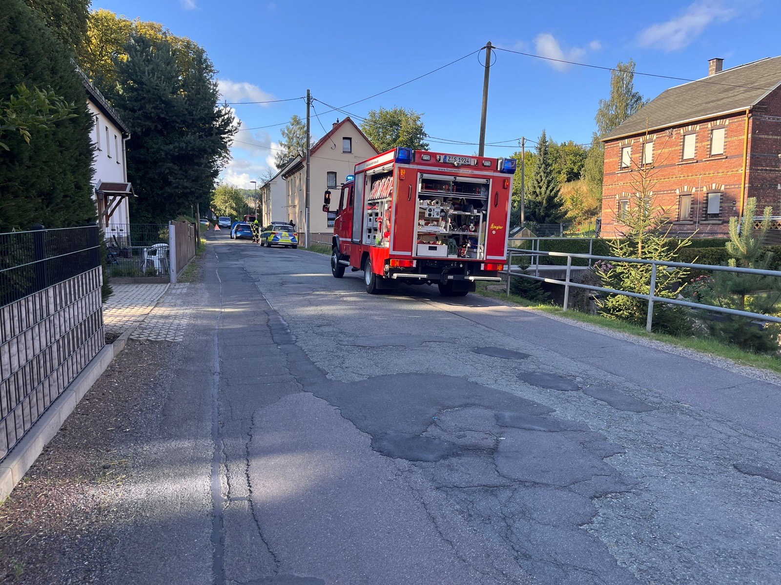 Einsatzfahrzeug der Feuerwehr Stenn auf einer Ortsstraße