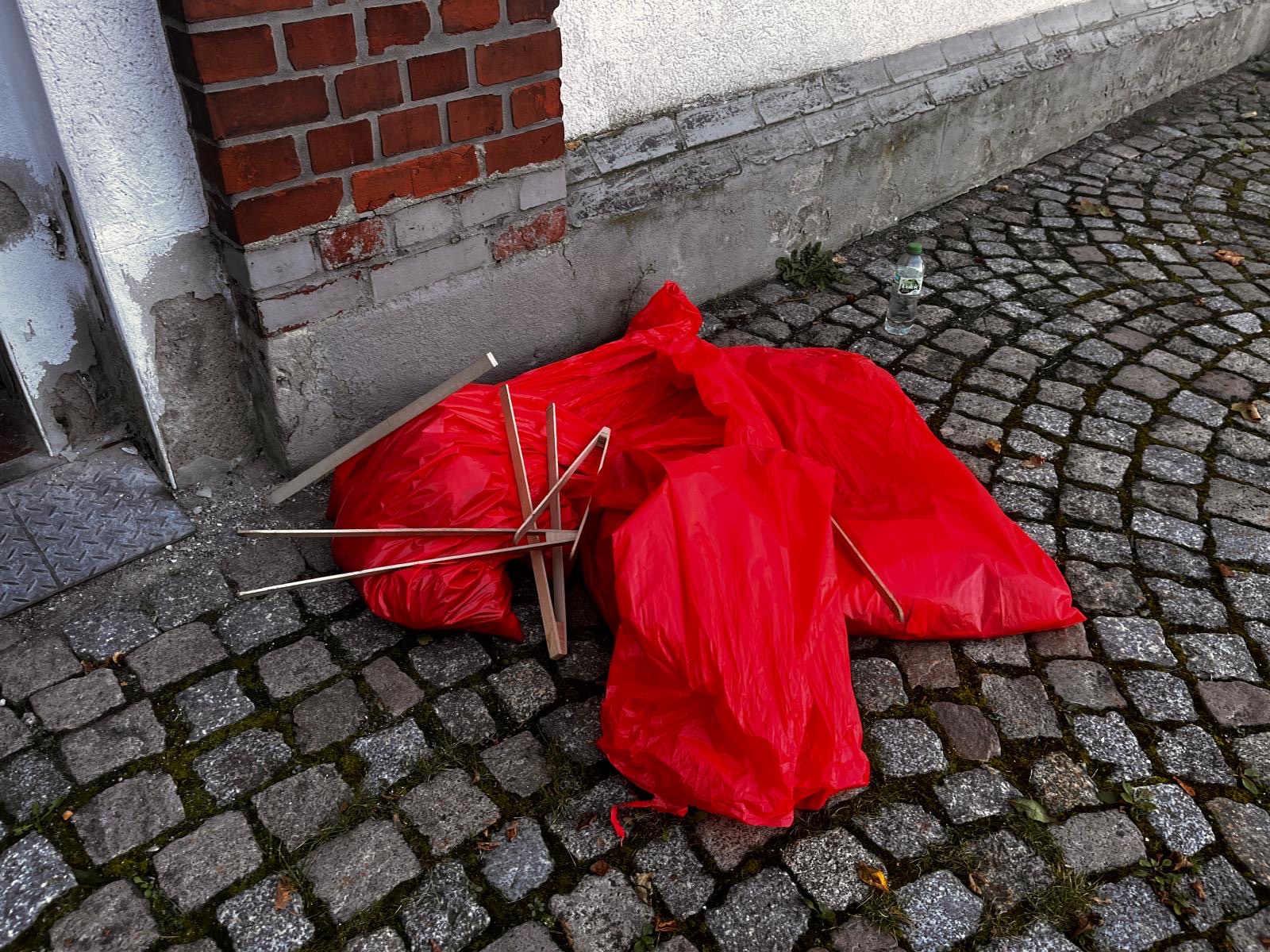Jugendliche und Helfer bei einer gemeinsamen Aktion im Ort